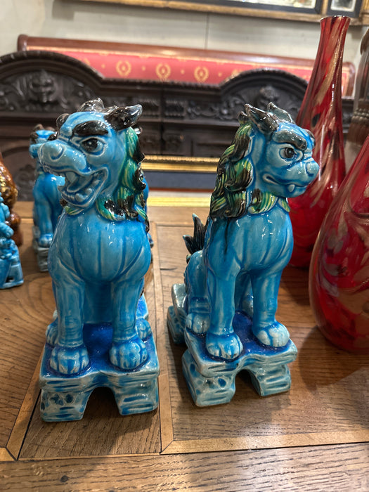 PAIR OF TURQOISE FOO DOGS ON PLINTH