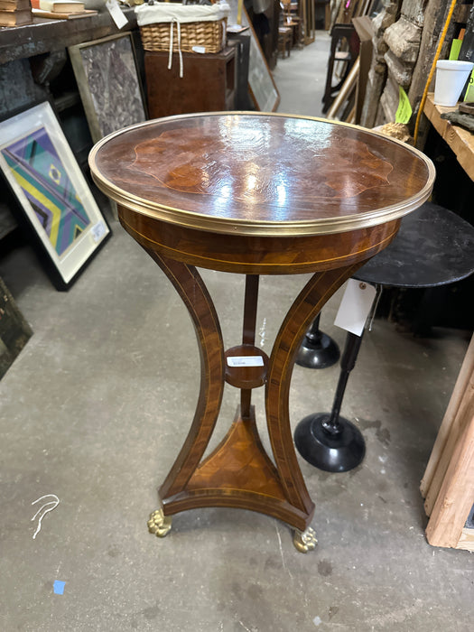 REGENCY BRASS BANDED PAW FOOT STAND