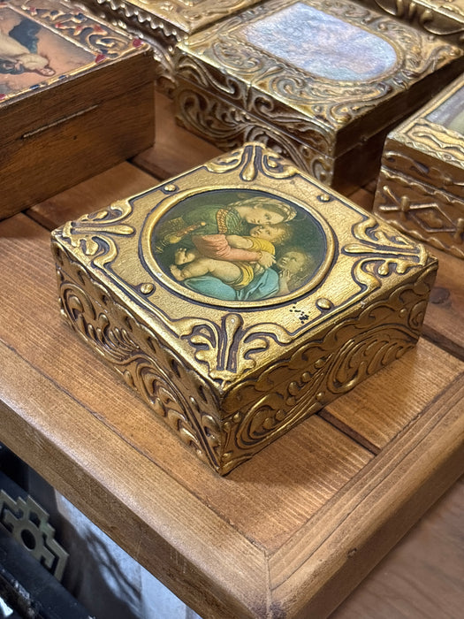 SMALL FLORENTINE BOX WITH FAMILY PORTRAIT