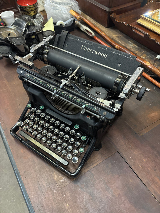 UNDERWOOD BLACK TYPEWRITER