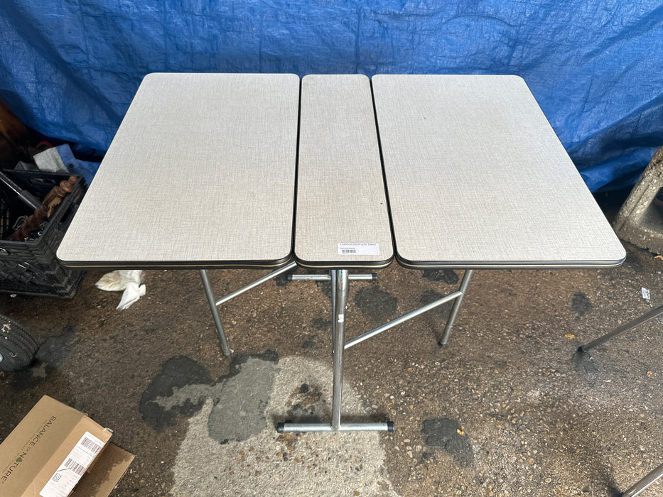 FORMICA DROP LEAF TABLE