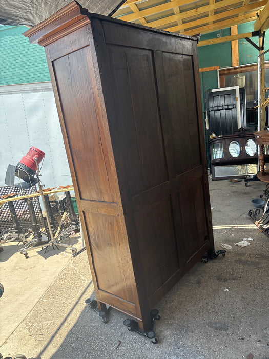 19TH CENTURY WALNUT 4 DOOR CUPBOARD