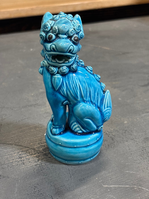 SINGLE TINY BLUE FOO DOG ON ROUND BASE