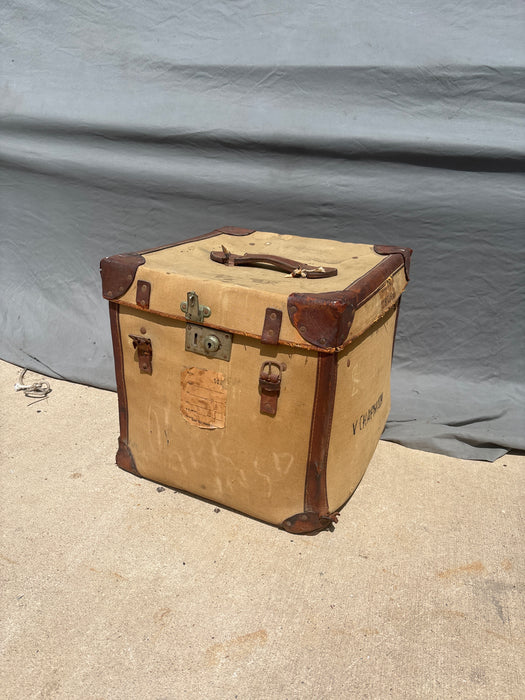 SQUARE TRAVEL CASE