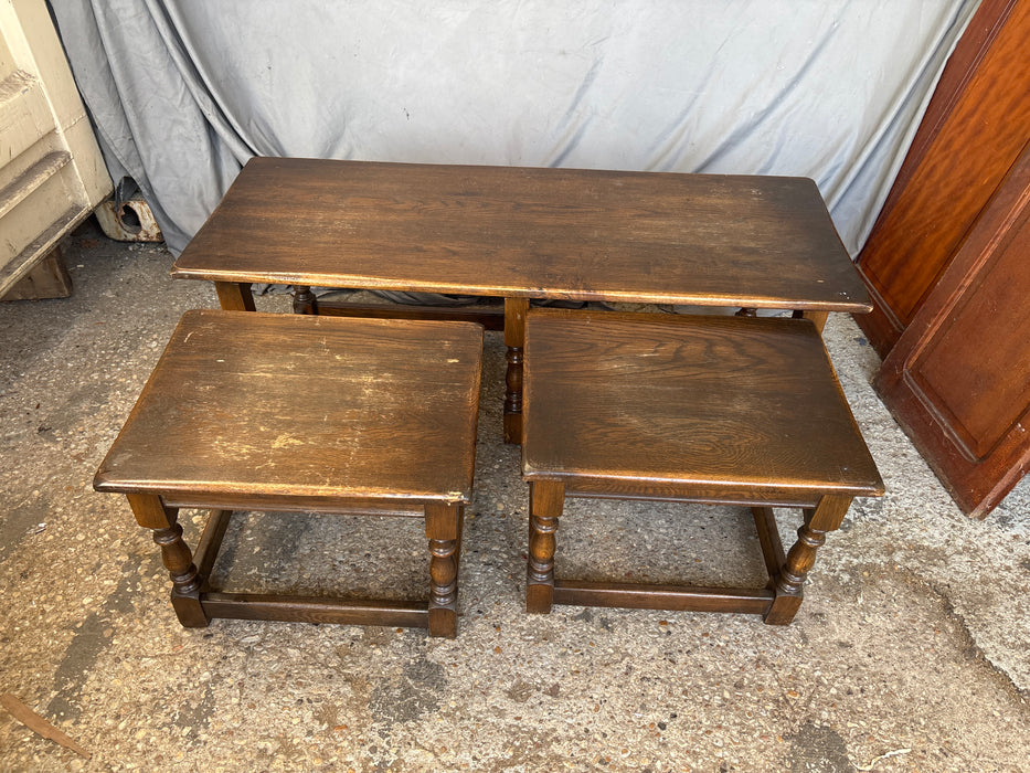 LARGE 3 PIECE OAK STACKING TABLES TURNED LEGS