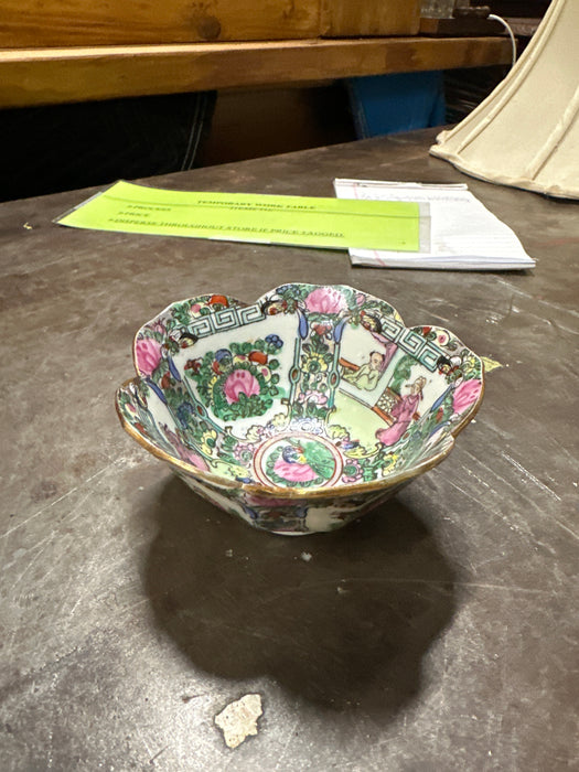 ROSE MEDALLION SCALLOPED BOWL