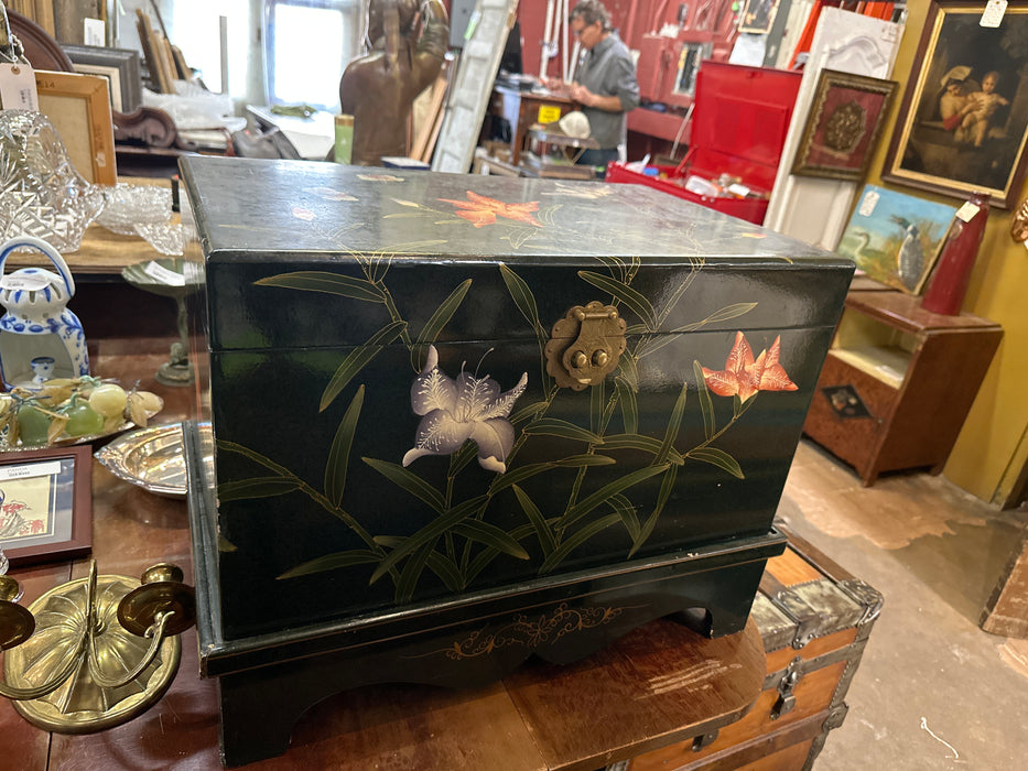 SMALL LACQUER TRUNK ON BASE