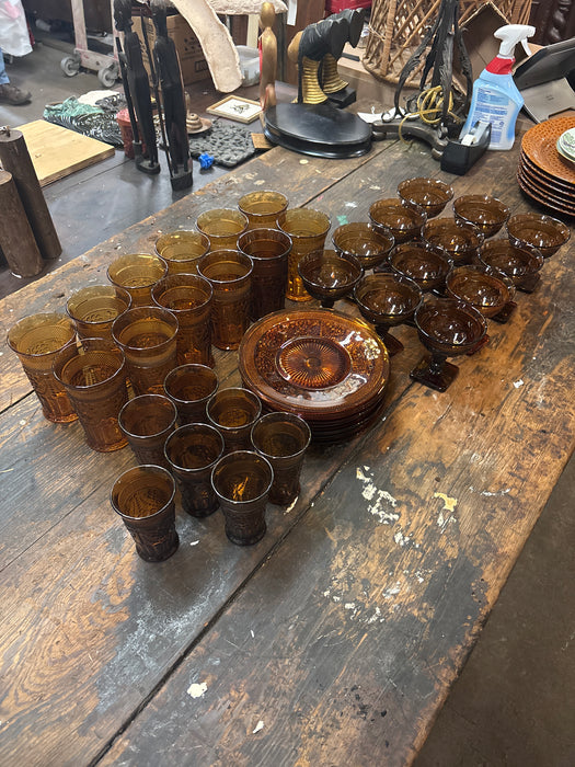 SET OF AMBER GLASSES AND PLATES