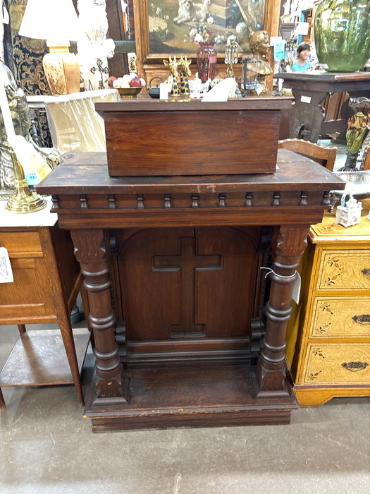 1800'S WALNUT LECTURN