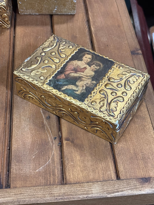 MEDIUM GOLD FLORENTINE BOX WITH PORTRAIT OF WOMAN AND CHILD
