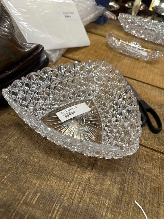 AMERICAN BRILLANT CUT CRYSTAL TRIANGLE SHAPED BOW