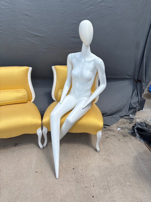 WHITE MANNEQUIN