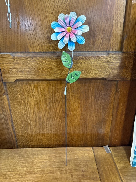 PINK AND BLUE METAL DAISY FLOWER GARDEN STAKES 1 OF 6