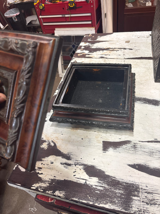ORNATE SQUARE BOX WITH LIFT LID