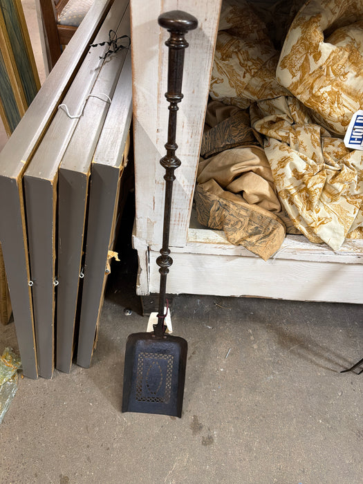 FIRE SHOVEL WITH PIERCED PADDLE