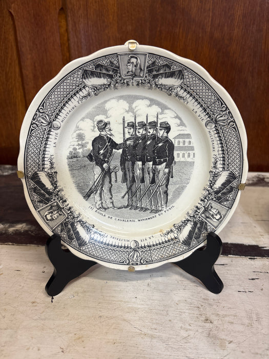 SMALL FRENCH SARREGUEMINES TRANSFERWARE MILITARY PLATE OF FIRING SQUAD “ECOLE DE CAVALERIE, MANIEMENT DU FUSIL”