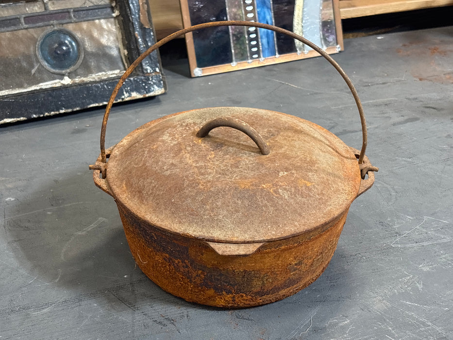 CAST IRON POT WITH LID