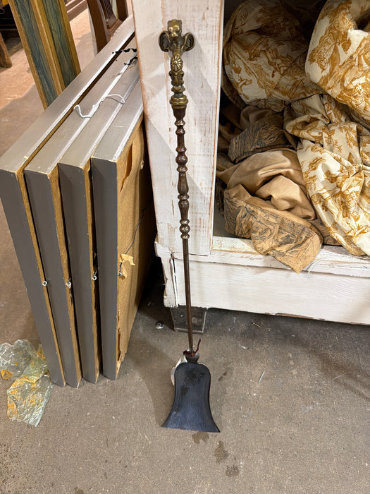 GRIFFIN FINIAL FIRE SHOVEL