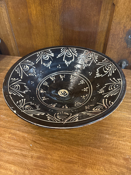 LARGE BLACK CENTER BOWL WITH TAN DECOR