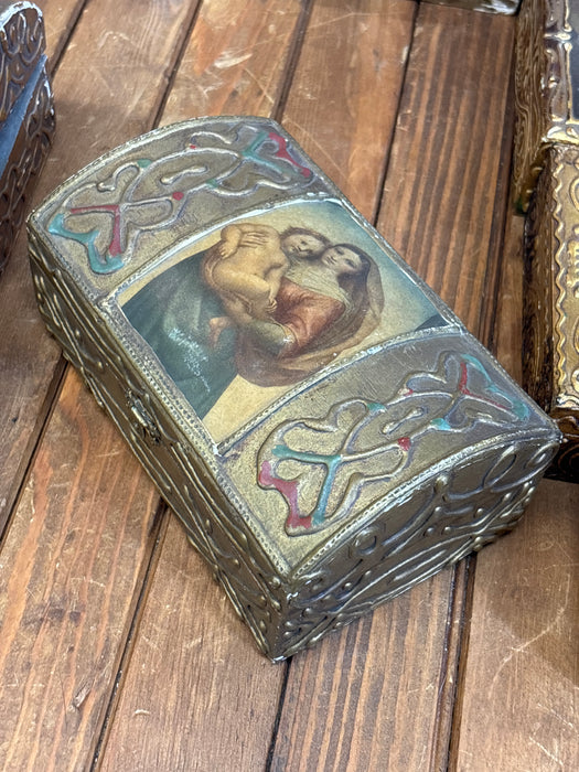 LARGE DARK GOLD, RED AND BLUE DOMED FLORENTINE BOX WITH PORTRAIT OF WOMAN HOLDING CHILD
