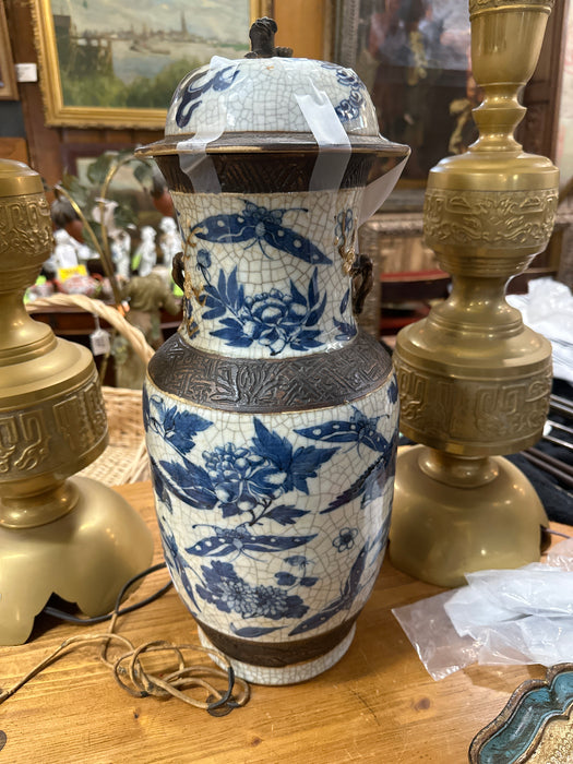 BEAUTIFUL ASIAN BLUE LIDDED URN WITH SMALL REPAIR