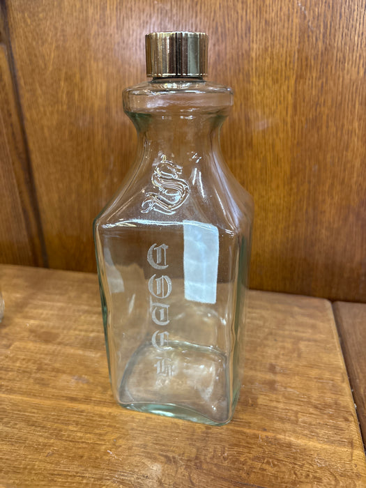 PAIR OF ALCOHOL DECANTERS WITH GOLD SCREW TOP