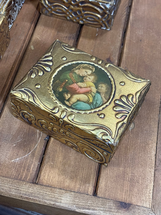 MEDIUM GOLD FLORENTINE BOX WITH DECOUPAGE PORTRAIT OF FAMILY