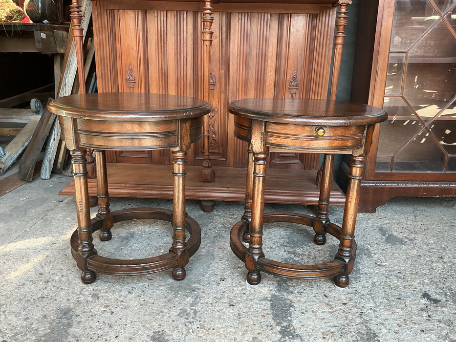 ROUND OAK SMALL TABLE RUSTIC PAIR