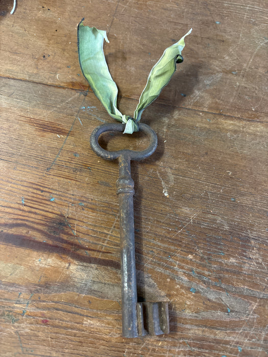 LARGE HOLLOW SHAFT KEY WITH GREEN RIBBON