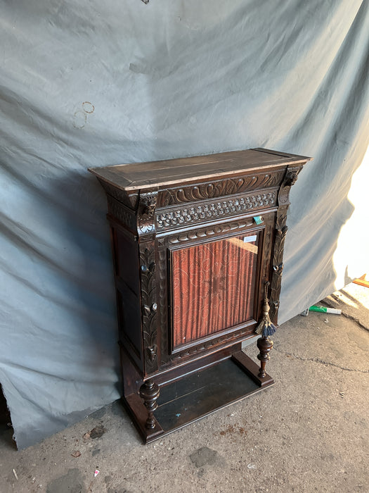 SMALL OAK MECHILLIN DISPLAY CABINET
