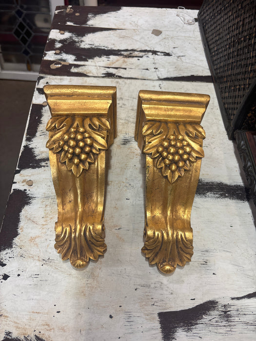 PAIR OF FOLIATE GOLD GRAPE CORBELS