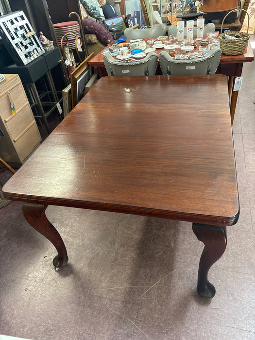 QUEEN ANNE STYLE MAHOGANY DINING TABLE