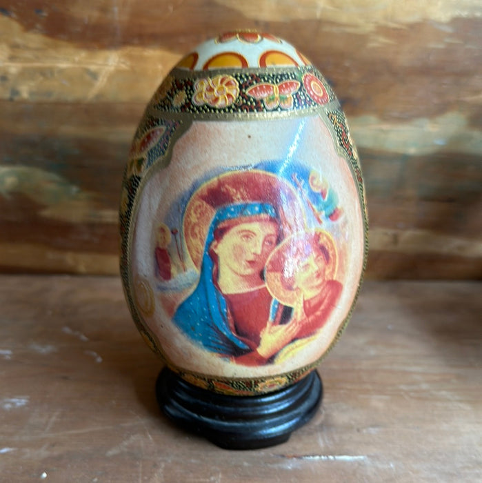 CHINESE EGG WITH MARY AND JESUS