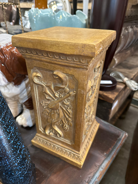 SMALL GOLD RESIN LOUIS XVI RISER