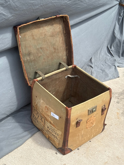 SQUARE TRAVEL CASE