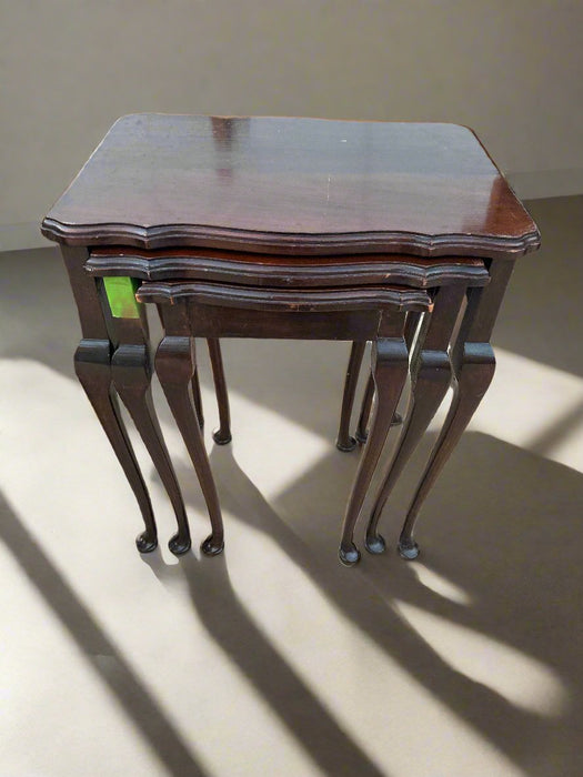 SET OF 3 QUEEN ANNE MAHOGANY NESTING TABLES