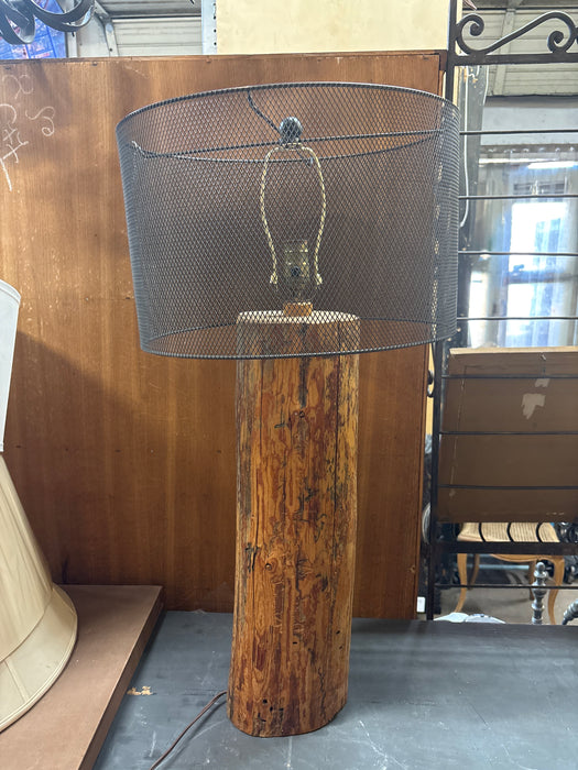 ROUND RUSTIC WOOD SECTION TABLE LAMP