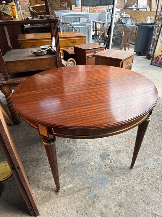 LOUIS XVI ROUND GILT ACCENTED MAHOGANY TABLE WITH 2 LEAVES