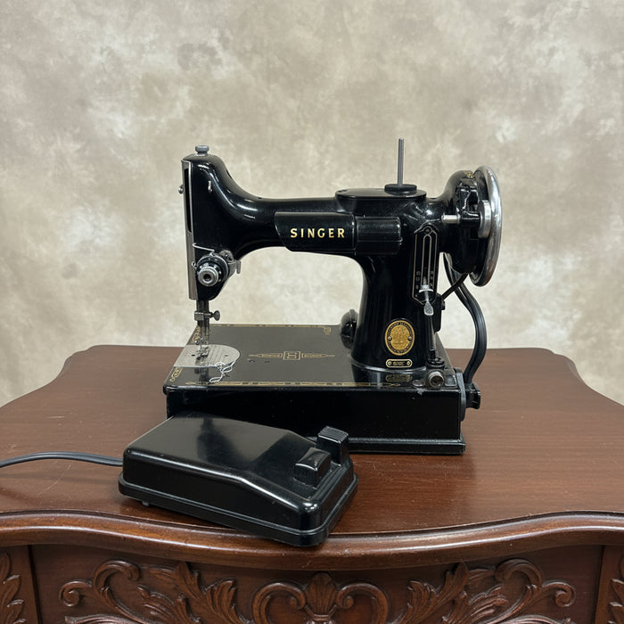 BLACK SINGER FEATHER LIGHT SEWING MACHINE