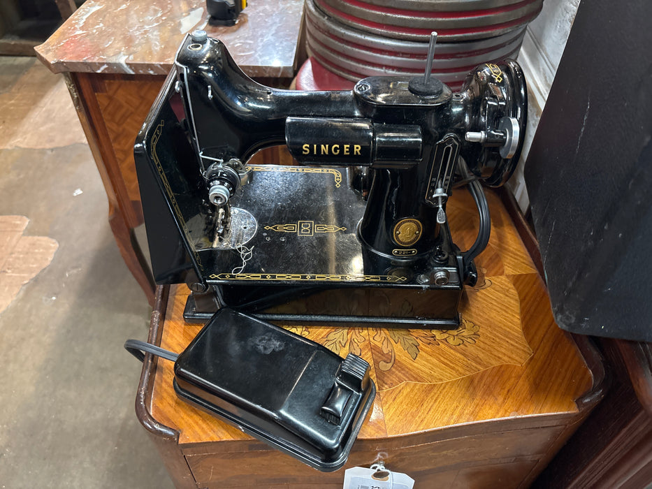 BLACK SINGER FEATHER LIGHT SEWING MACHINE