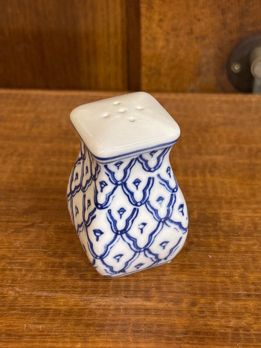 SINGLE BLUE AND WHITE SALT SHAKER