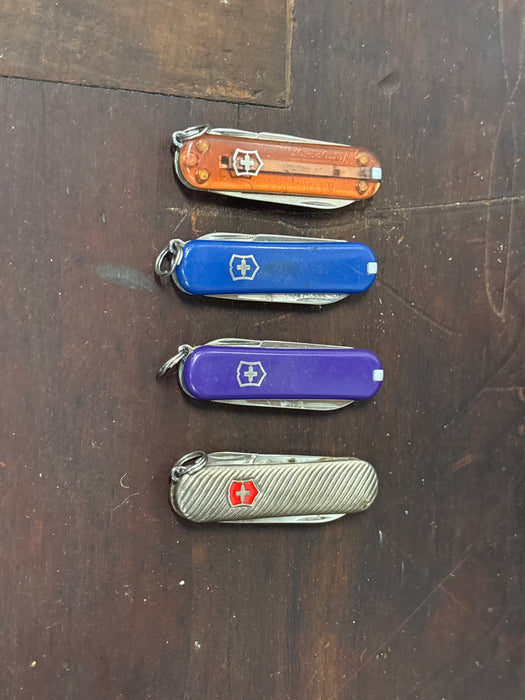 SMALL SWISS POCKET KNIFE 1 EACH OF 4