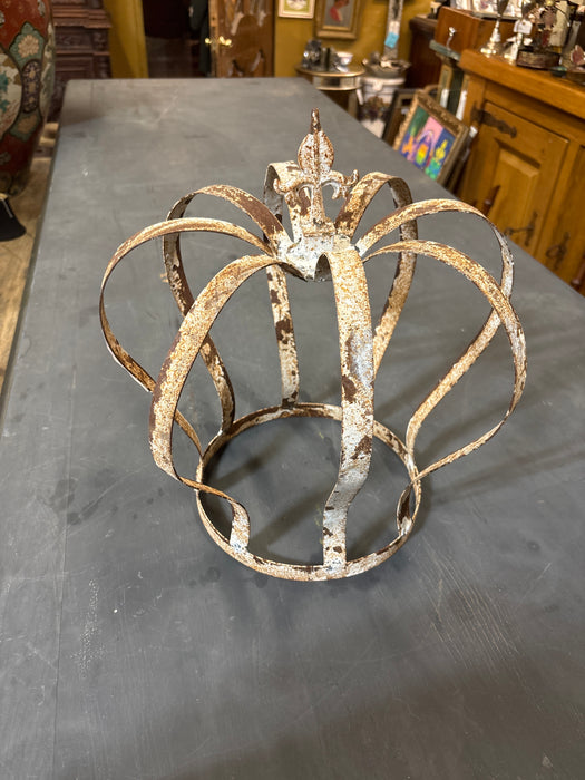 LARGE WHTE IRON CROWN