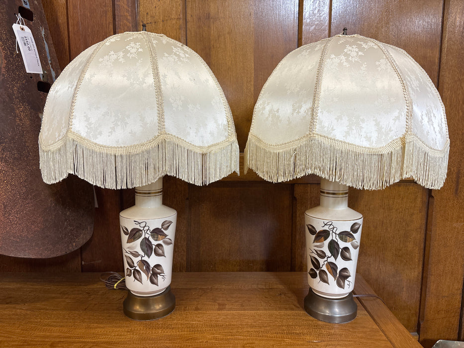 PAIR OF WHITE MID CENTURY LAMPS WITH LEAVE DECOR