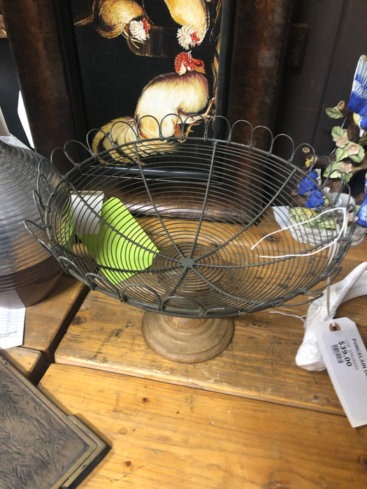 WOOD AND WIRE BASKET