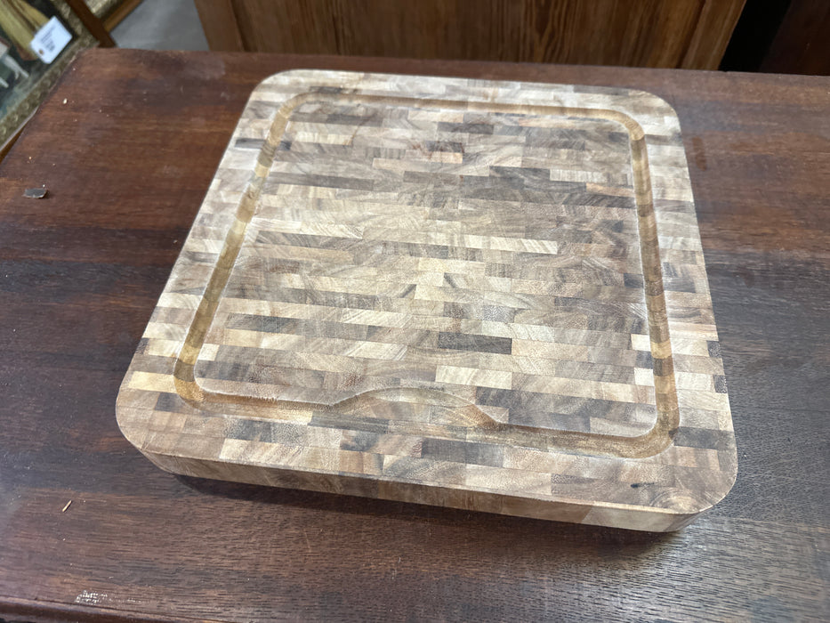 HEAVY RUSTIC SQUARE CUTTING BOARD