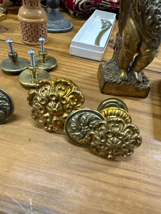 LOT OF BRASS KNOBS