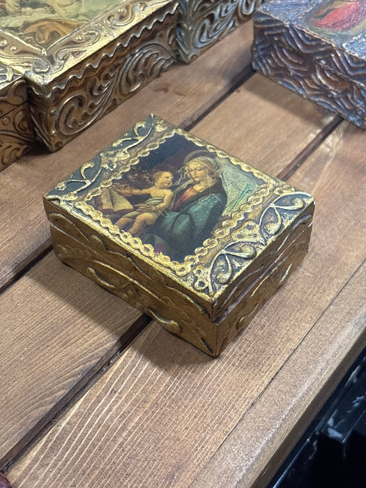 SMALL FLORENTINE BOX WITH PORTRAIT OF LADY AND BABY