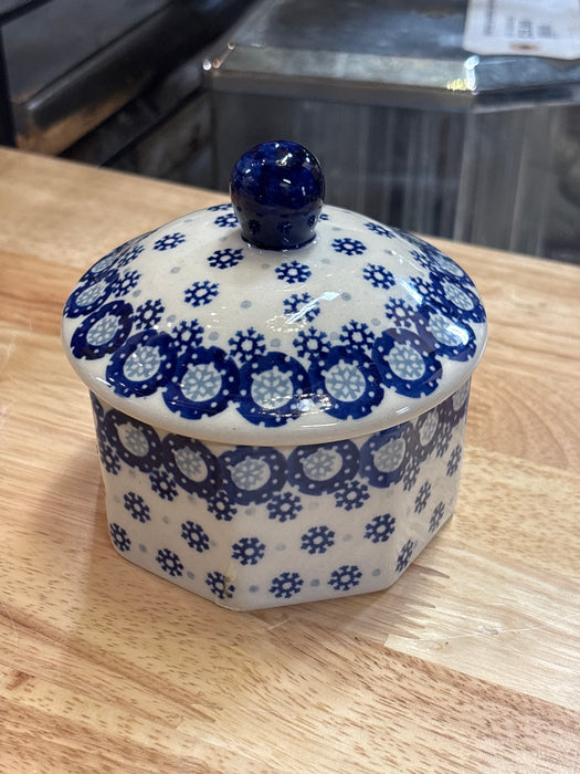 COVERED HEXAGON DISH WITH SNOW FLAKES BOLESLAWIC