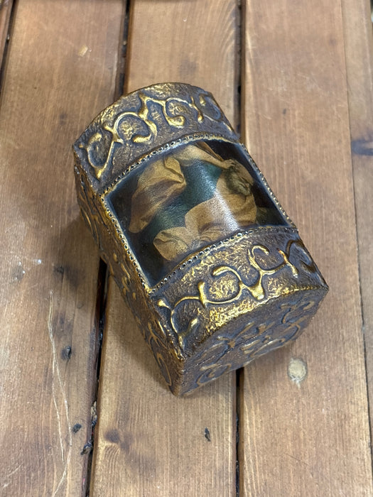 MEDIUM DARK GOLD DOMED FLORENTINE BOX WITH PORTRAIT OF MAN